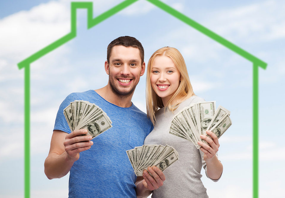 Happy couple with cash for home from structured settlement