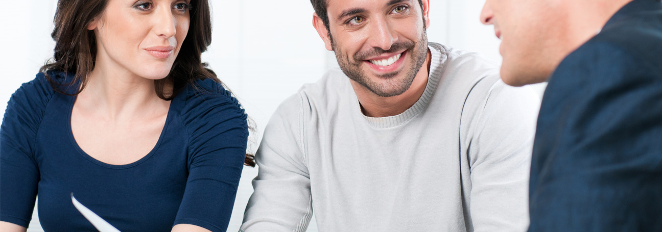 Couple consulting with specialist about free structured settlement quote