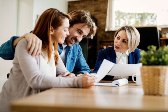 happy couple choosing a structured settlement buyer