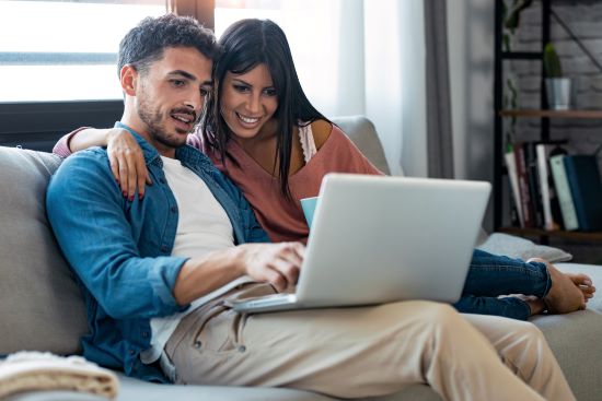 couple on laptop deciding to sell structured settlement