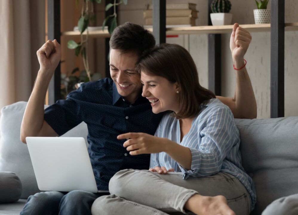 couple on laptop looking for a structured settlement buyer for a cash lump sum