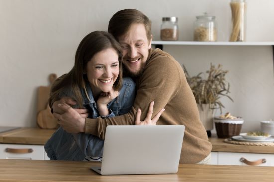 happy couple in process of selling structured settlement