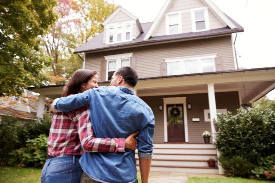 couple viewing new home after selling structured settlement payments for lump sum cash